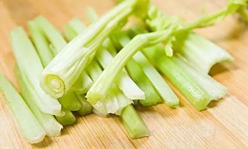 路边的野花不要采,这里的芹菜不要买